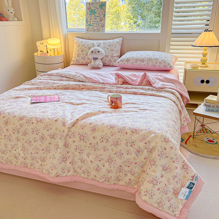 91家纺网 家纺一手货源 找家纺 金喜 2025新款全棉印花夏被可爱卡通风夏凉被薄被子夏被四件套 洛琳粉