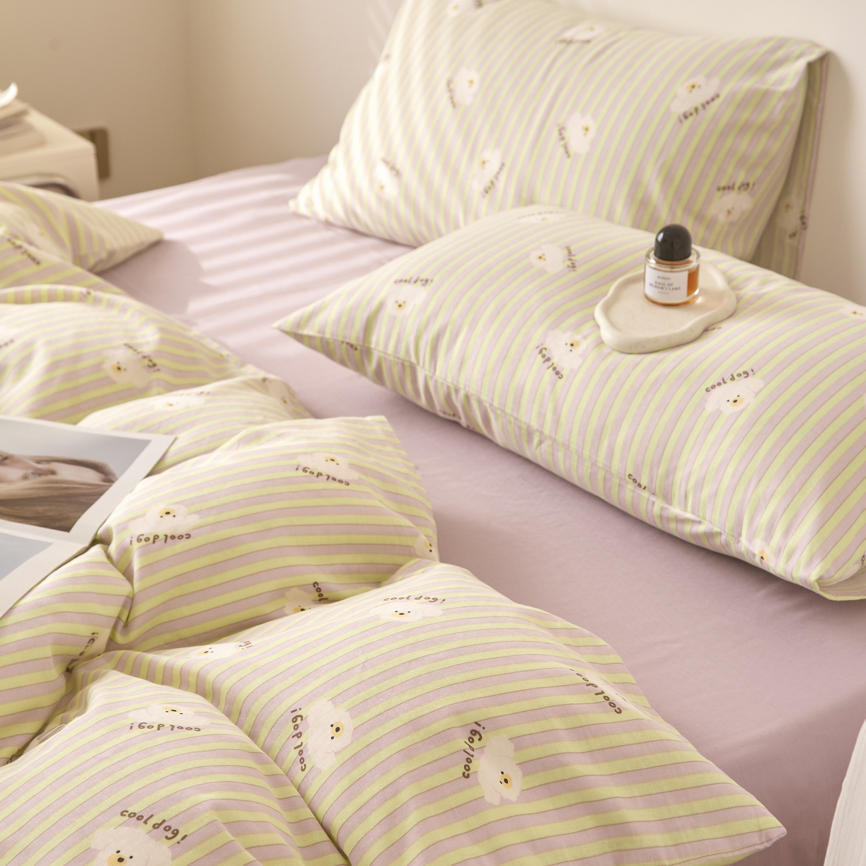 91家纺网 家纺一手货源 找家纺 嘉汀兰家居 2025新款圆角花边款全棉纯棉A类母婴级有氧全棉双层纱亲肤全棉小清新印花四件套 卷毛狗狗