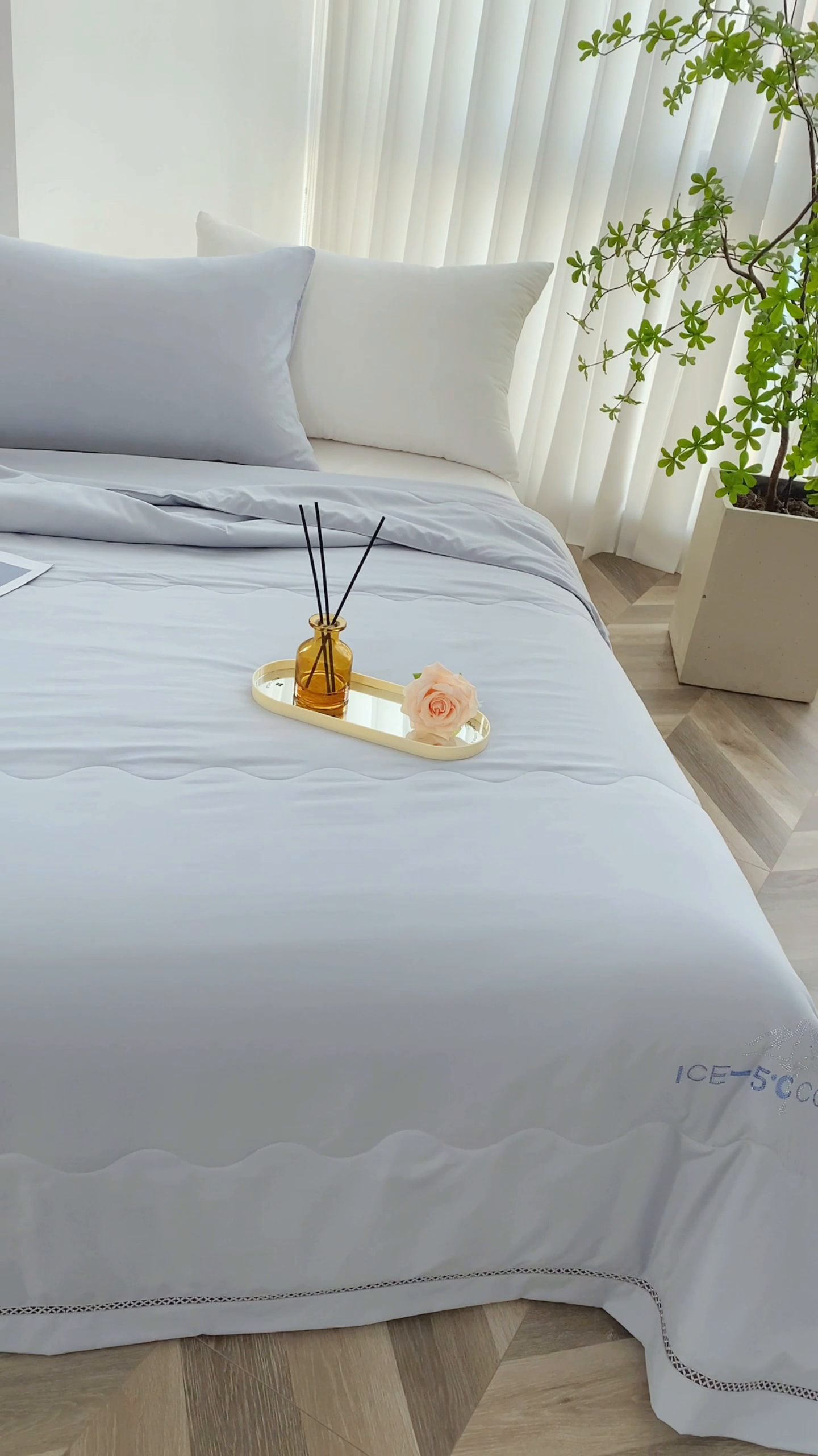 91家纺网 家纺一手货源 找家纺 优姿2025新款云柔棉大豆镂空烫钻夏被被子被芯 灰色