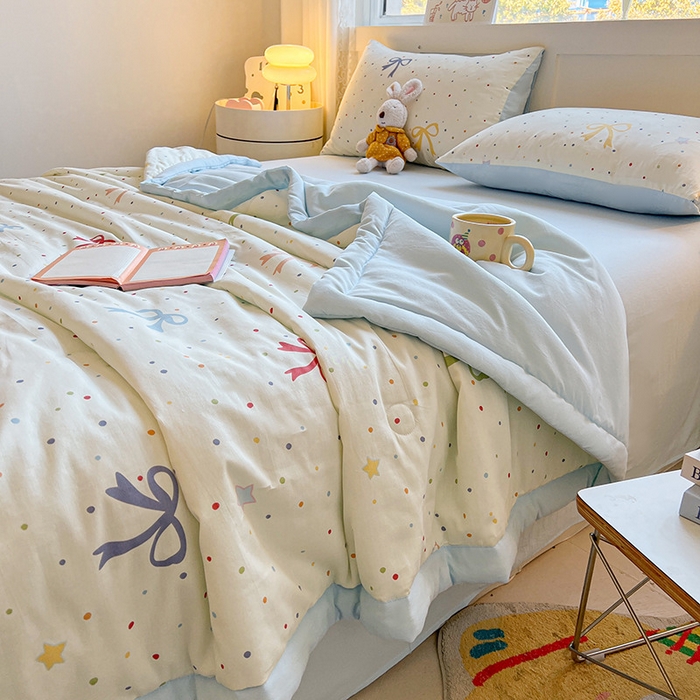 91家纺网 家纺一手货源 找家纺 金喜 2025新款全棉印花夏被可爱卡通风夏凉被薄被子夏被四件套 甜美蝴蝶结