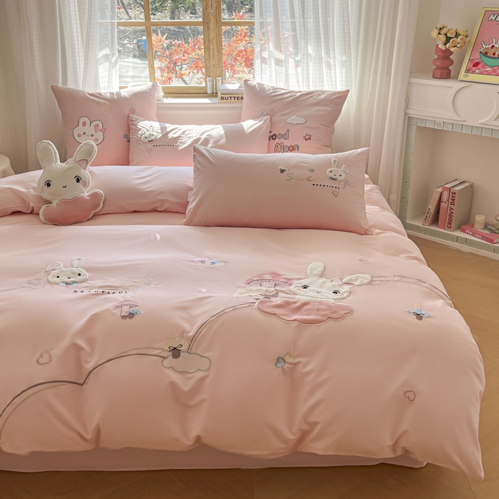 91家纺网 家纺一手货源 找家纺 恋绒2025新款亲肤全棉水洗棉纯棉贴布绣立体刺绣四件套系列—暗合款（提供买家秀）（送同款抱枕） 亲亲小兔-粉