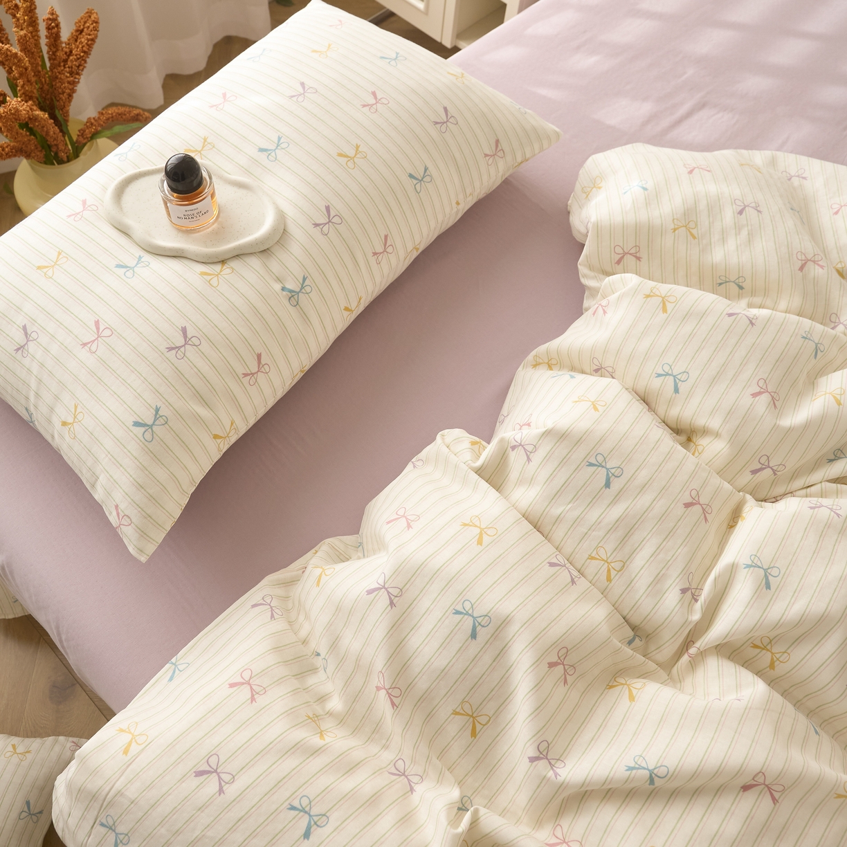 91家纺网 家纺一手货源 找家纺 嘉汀兰家居 2025新款圆角花边款全棉纯棉A类母婴级有氧全棉双层纱亲肤全棉小清新印花四件套 蝴蝶结