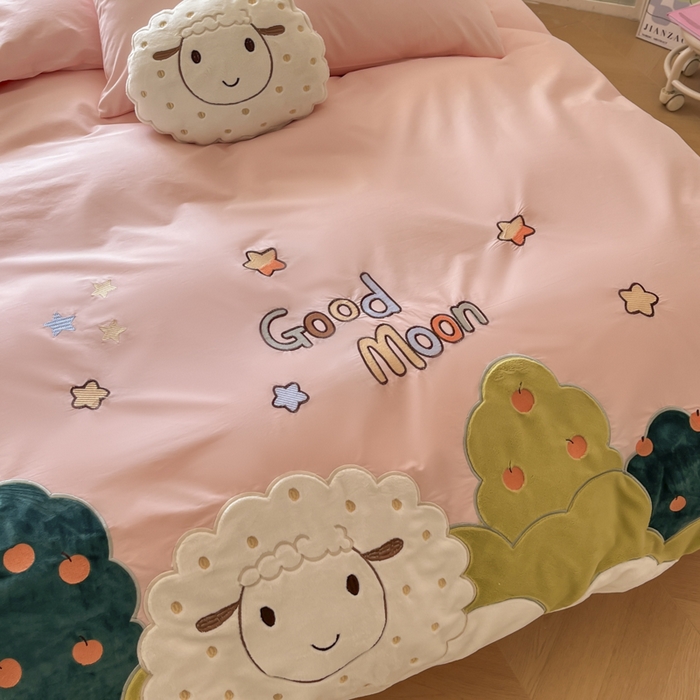 91家纺网 家纺一手货源 找家纺 恋绒2025新款亲肤全棉水洗棉纯棉贴布绣立体刺绣四件套系列—暗合款（提供买家秀）（送同款抱枕） 羊咩咩-粉
