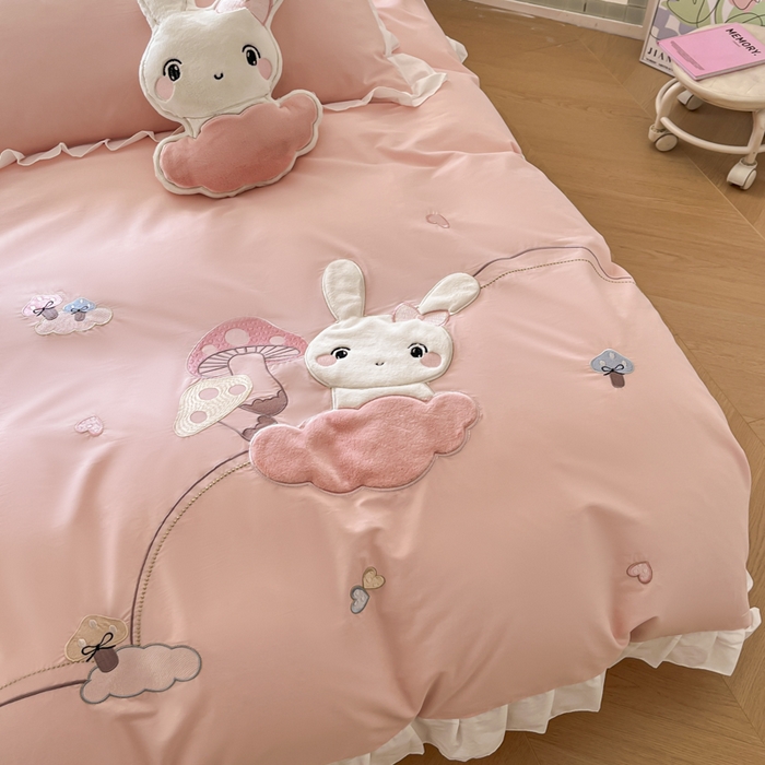 91家纺网 家纺一手货源 找家纺 （总）恋绒2025新款亲肤全棉水洗棉纯棉贴布绣立体刺绣四件套系列—花边款（提供买家秀）送同款抱枕