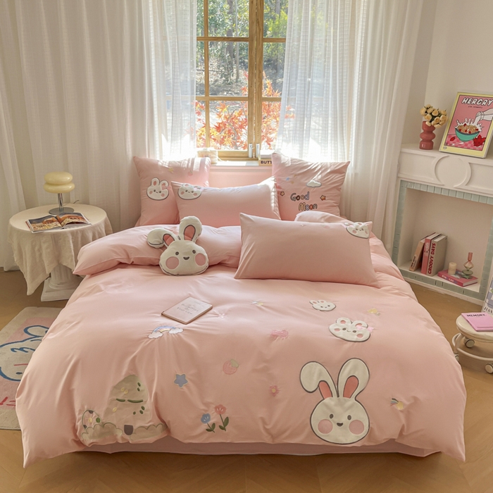 91家纺网 家纺一手货源 找家纺 恋绒2025新款亲肤全棉水洗棉纯棉贴布绣立体刺绣四件套系列—暗合款（提供买家秀）（送同款抱枕） 兔宝宝-粉