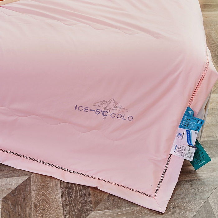 91家纺网 家纺一手货源 找家纺 优姿2025新款云柔棉大豆镂空烫钻夏被被子被芯 粉色