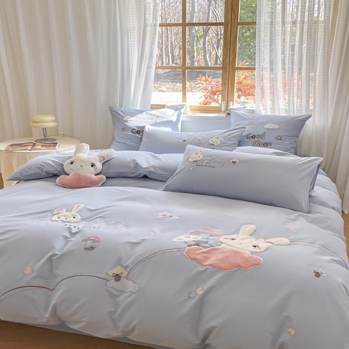 91家纺网 家纺一手货源 找家纺 恋绒2025新款亲肤全棉水洗棉纯棉贴布绣立体刺绣四件套系列—暗合款（提供买家秀）（送同款抱枕） 亲亲小兔-蓝