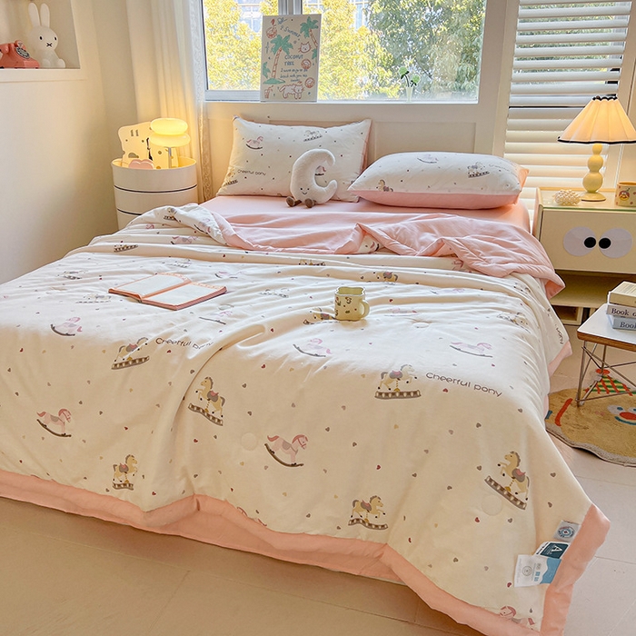 91家纺网 家纺一手货源 找家纺 金喜 2025新款全棉印花夏被可爱卡通风夏凉被薄被子夏被四件套 爱心木马