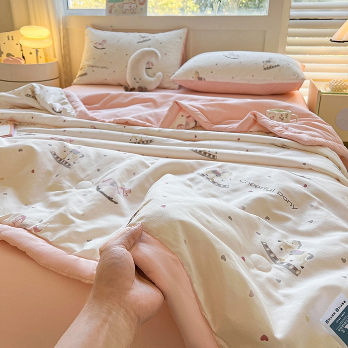 91家纺网 家纺一手货源 找家纺 金喜 2025新款全棉印花夏被可爱卡通风夏凉被薄被子夏被四件套 爱心木马
