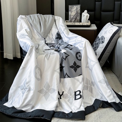 91家纺网 家纺一手货源 找家纺 （总）奥汀洛家纺 2025新款数码印花大版水洗真丝冰丝天丝夏被四件套