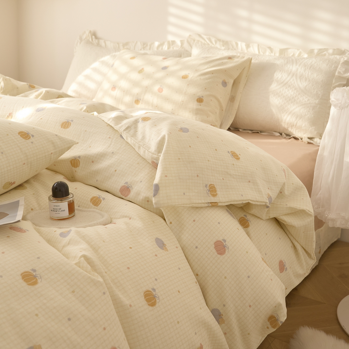 91家纺网 家纺一手货源 找家纺 嘉汀兰家居 2025新款圆角花边款全棉纯棉A类母婴级有氧全棉双层纱亲肤全棉小清新印花四件套 南瓜