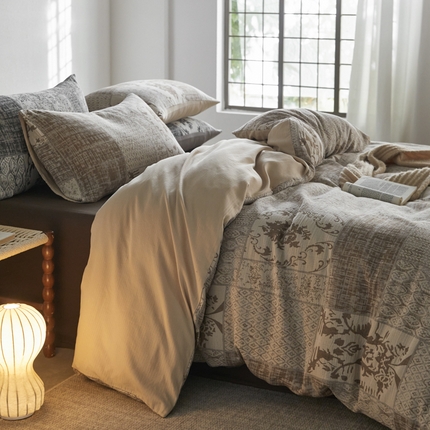 91家纺网 家纺一手货源 找家纺 山舍家居 2025新款全棉纯棉色织纱布四件套系列-树下萨瓦呢(棚拍一） 树下萨瓦呢-咖