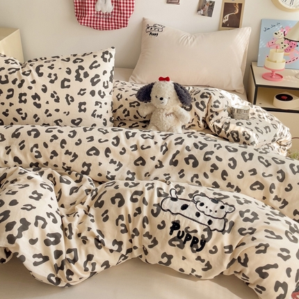 91家纺网 家纺一手货源 找家纺 耀悦家纺2025新款a类纯棉双层纱绣花四件套 波纹斑点狗