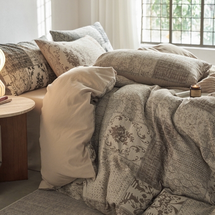 91家纺网 家纺一手货源 找家纺 山舍家居 2025新款全棉纯棉色织纱布四件套系列-树下萨瓦呢(棚拍一） 树下萨瓦呢-卡其