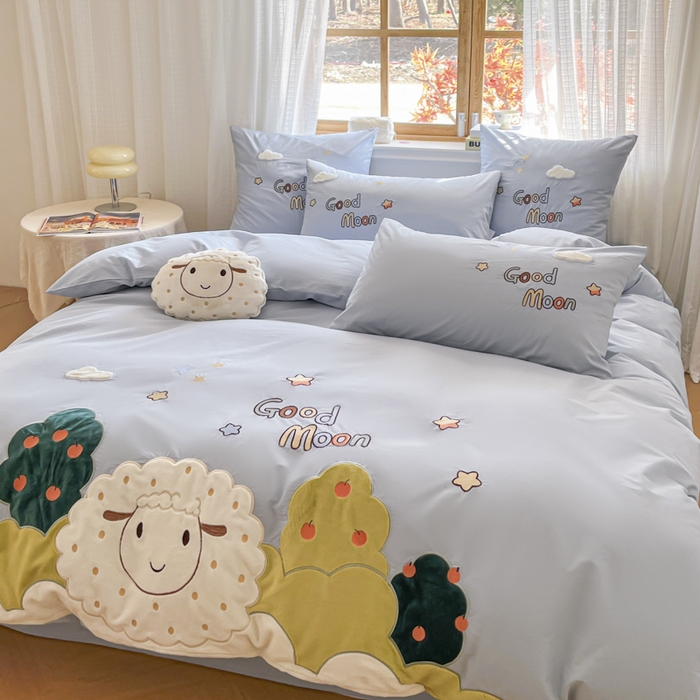 91家纺网 家纺一手货源 找家纺 恋绒2025新款亲肤全棉水洗棉纯棉贴布绣立体刺绣四件套系列—暗合款（提供买家秀）（送同款抱枕） 羊咩咩-蓝