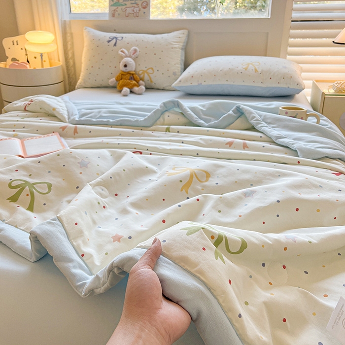 91家纺网 家纺一手货源 找家纺 金喜 2025新款全棉印花夏被可爱卡通风夏凉被薄被子夏被四件套 甜美蝴蝶结