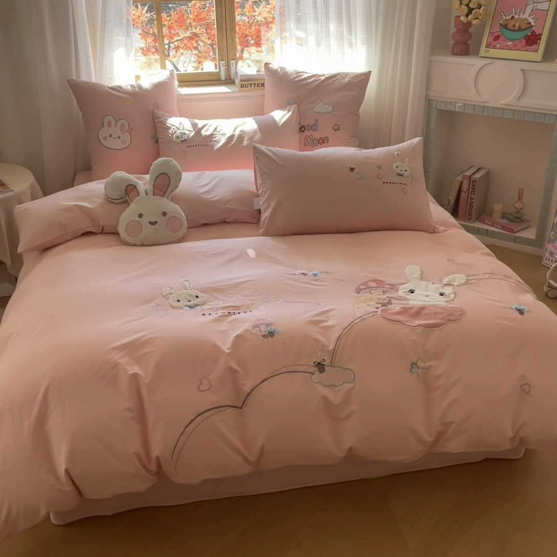 91家纺网 家纺一手货源 找家纺 恋绒2025新款亲肤全棉水洗棉纯棉贴布绣立体刺绣四件套系列—暗合款（提供买家秀）（送同款抱枕） 亲亲小兔-粉