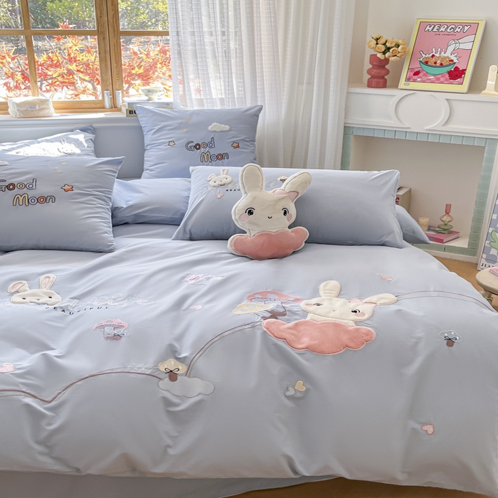 91家纺网 家纺一手货源 找家纺 恋绒2025新款亲肤全棉水洗棉纯棉贴布绣立体刺绣四件套系列—暗合款（提供买家秀）（送同款抱枕） 亲亲小兔-蓝
