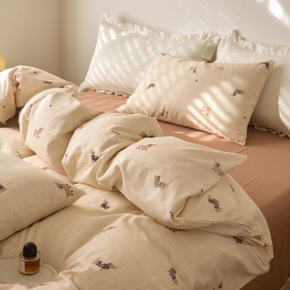 91家纺网 家纺一手货源 找家纺 嘉汀兰家居 2025新款圆角花边款全棉纯棉A类母婴级有氧全棉双层纱亲肤全棉小清新印花四件套 快乐狗狗