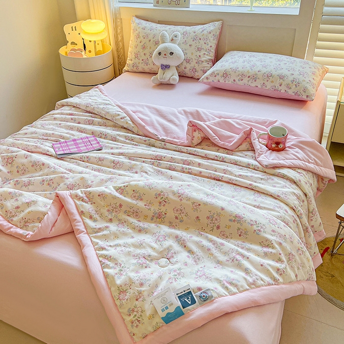 91家纺网 家纺一手货源 找家纺 金喜 2025新款全棉印花夏被可爱卡通风夏凉被薄被子夏被四件套 洛琳粉
