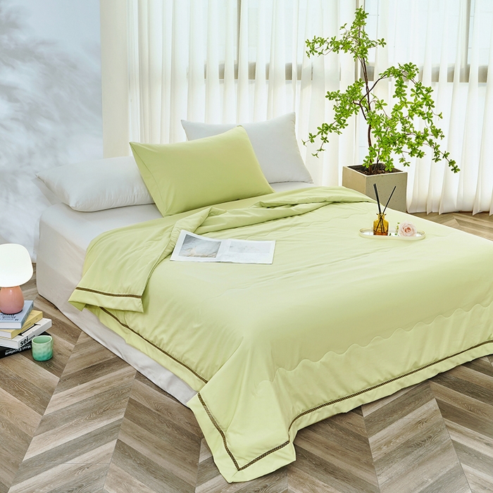 91家纺网 家纺一手货源 找家纺 优姿2025新款云柔棉大豆镂空烫钻夏被被子被芯 绿色