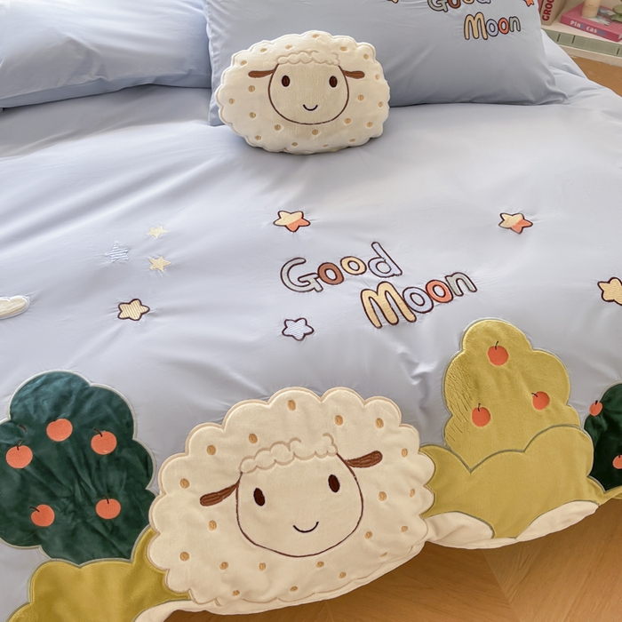 91家纺网 家纺一手货源 找家纺 恋绒2025新款亲肤全棉水洗棉纯棉贴布绣立体刺绣四件套系列—暗合款（提供买家秀）（送同款抱枕） 羊咩咩-蓝