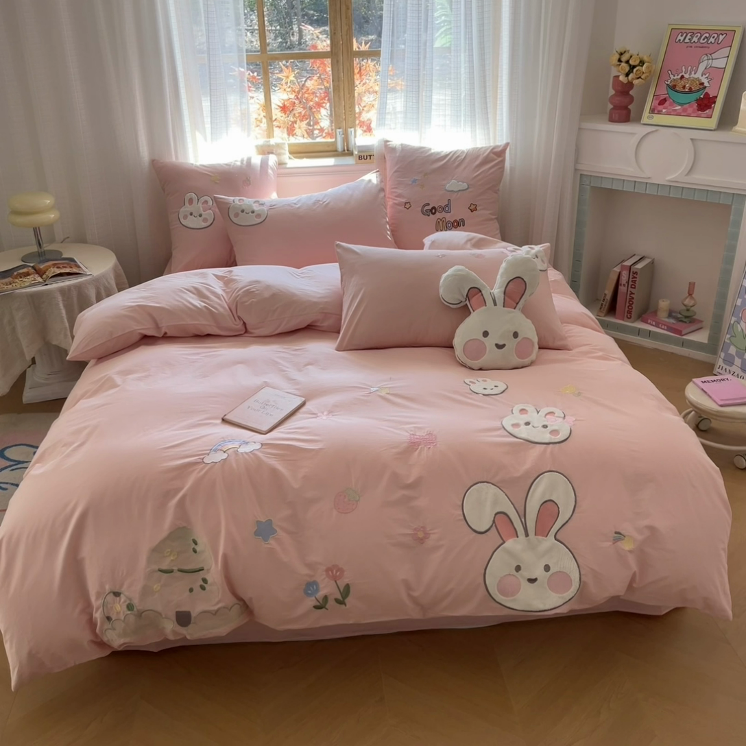 91家纺网 家纺一手货源 找家纺 恋绒2025新款亲肤全棉水洗棉纯棉贴布绣立体刺绣四件套系列—暗合款（提供买家秀）（送同款抱枕） 兔宝宝-粉