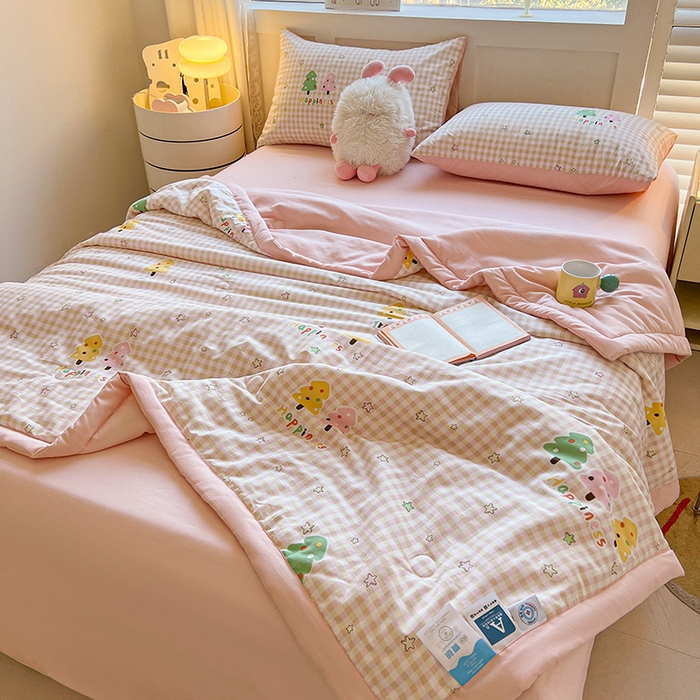 91家纺网 家纺一手货源 找家纺 金喜 2025新款全棉印花夏被可爱卡通风夏凉被薄被子夏被四件套 美好时光