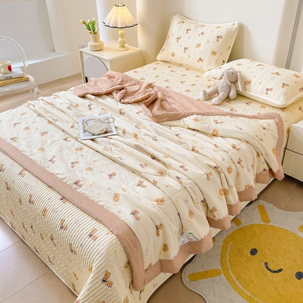 91家纺网 家纺一手货源 找家纺 雅萱家纺 2025新款全棉双层纱夏被 贪吃熊