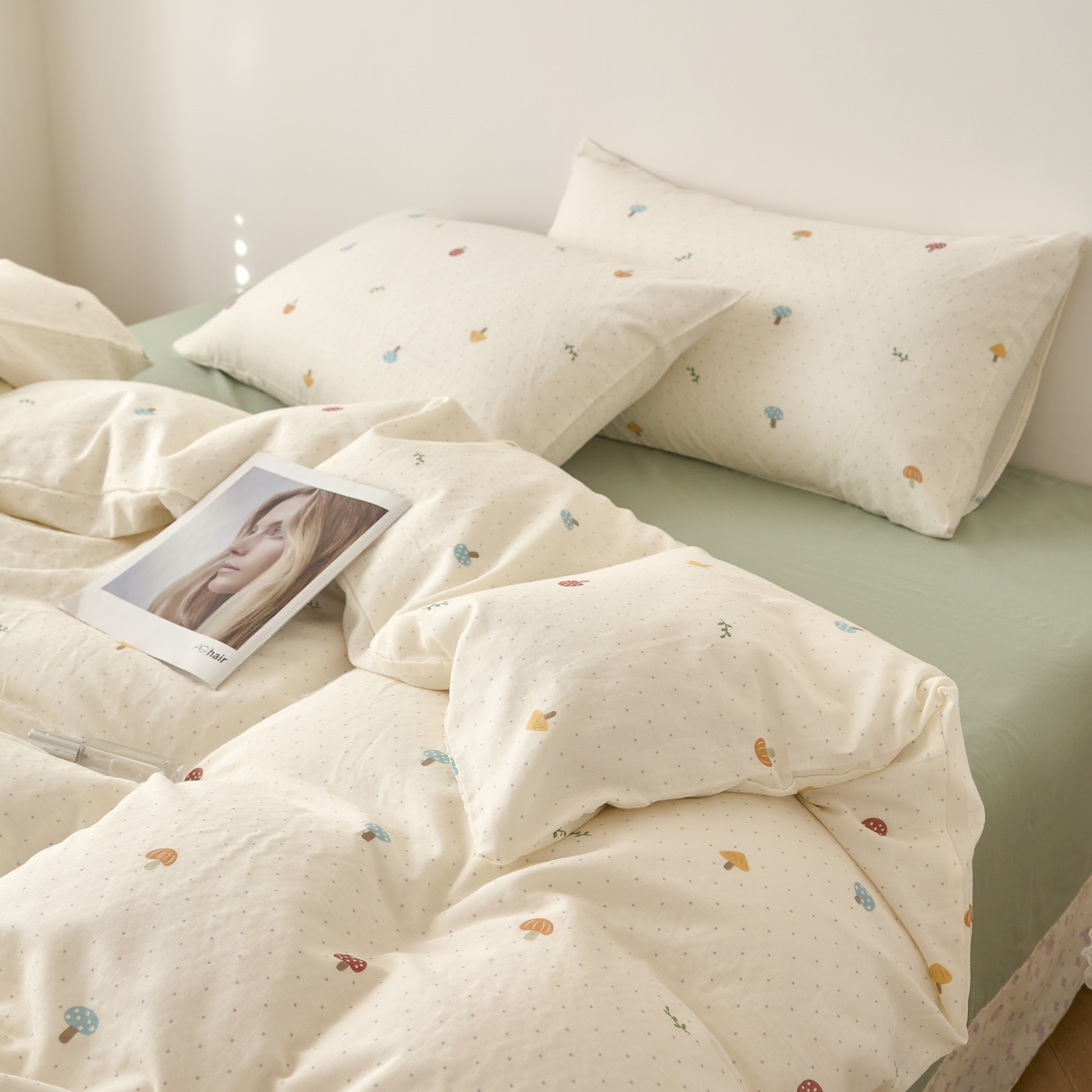 91家纺网 家纺一手货源 找家纺 嘉汀兰家居 2025新款圆角花边款全棉纯棉A类母婴级有氧全棉双层纱亲肤全棉小清新印花四件套 蘑菇乐园