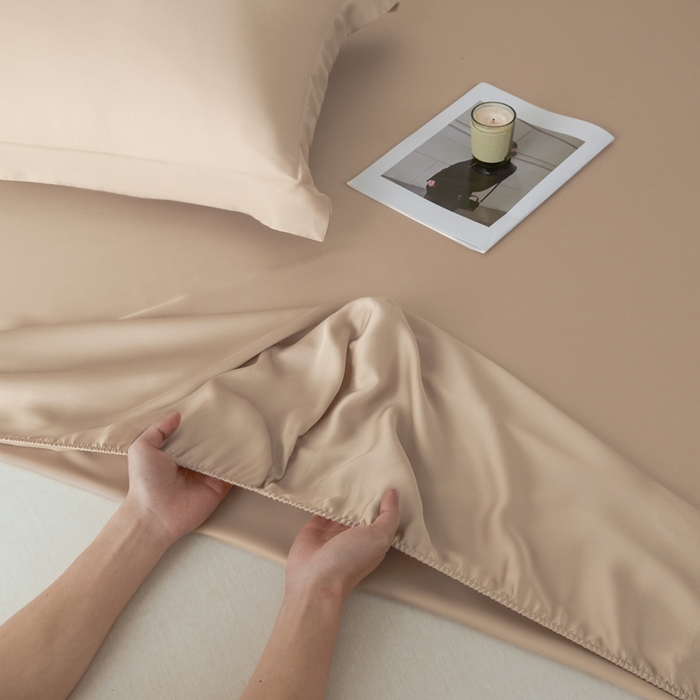 91家纺网 家纺一手货源 找家纺 涵宸2025新款天丝-天丝棉-纯色单床笠-场景1 床笠-奶茶杏