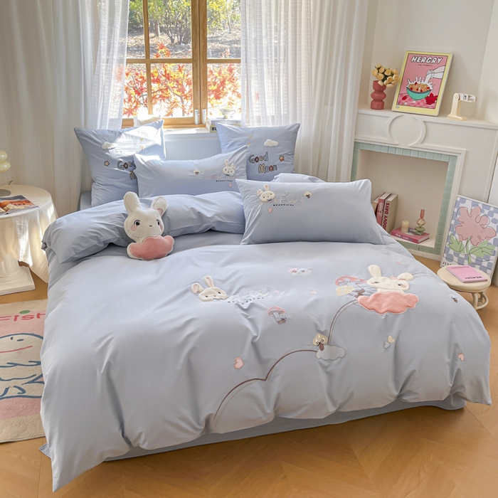 91家纺网 家纺一手货源 找家纺 恋绒2025新款亲肤全棉水洗棉纯棉贴布绣立体刺绣四件套系列—暗合款（提供买家秀）（送同款抱枕） 亲亲小兔-蓝