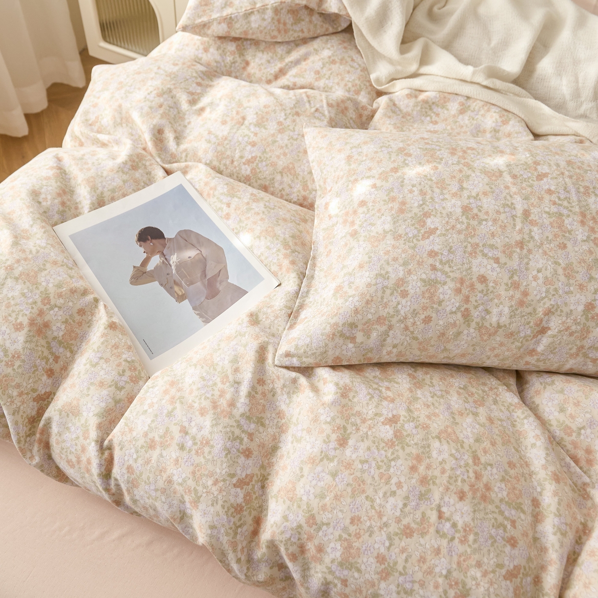 91家纺网 家纺一手货源 找家纺 嘉汀兰家居 2025新款圆角花边款全棉纯棉A类母婴级有氧全棉双层纱亲肤全棉小清新印花四件套 铃兰花语