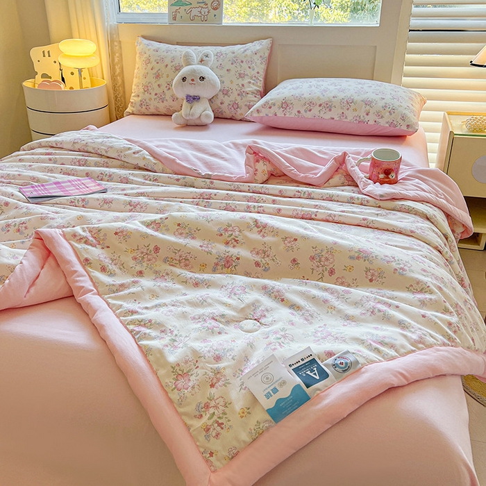 91家纺网 家纺一手货源 找家纺 金喜 2025新款全棉印花夏被可爱卡通风夏凉被薄被子夏被四件套 洛琳粉