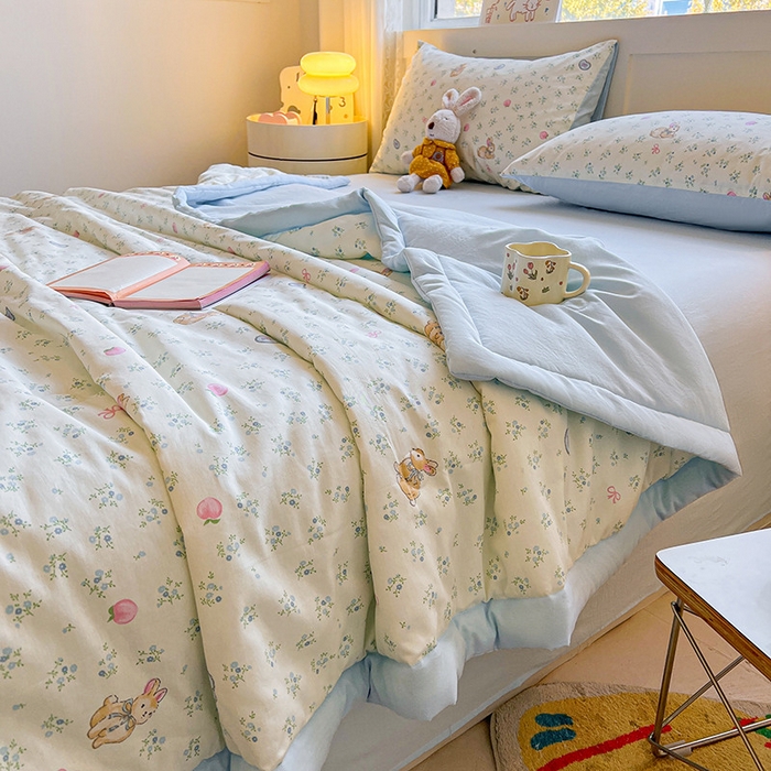 91家纺网 家纺一手货源 找家纺 金喜 2025新款全棉印花夏被可爱卡通风夏凉被薄被子夏被四件套 兔子乐园