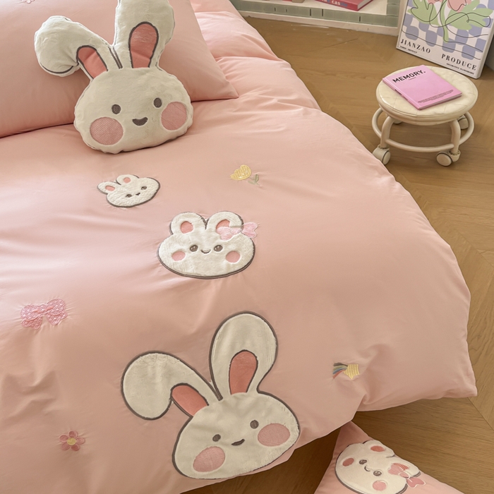 91家纺网 家纺一手货源 找家纺 恋绒2025新款亲肤全棉水洗棉纯棉贴布绣立体刺绣四件套系列—暗合款（提供买家秀）（送同款抱枕） 兔宝宝-粉