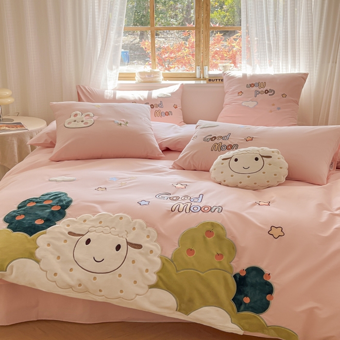 91家纺网 家纺一手货源 找家纺 恋绒2025新款亲肤全棉水洗棉纯棉贴布绣立体刺绣四件套系列—暗合款（提供买家秀）（送同款抱枕） 羊咩咩-粉