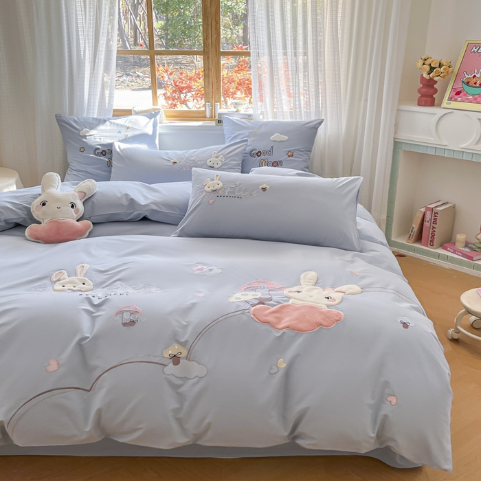 91家纺网 家纺一手货源 找家纺 恋绒2025新款亲肤全棉水洗棉纯棉贴布绣立体刺绣四件套系列—暗合款（提供买家秀）（送同款抱枕） 亲亲小兔-蓝