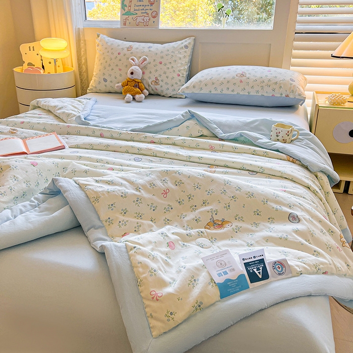 91家纺网 家纺一手货源 找家纺 金喜 2025新款全棉印花夏被可爱卡通风夏凉被薄被子夏被四件套 兔子乐园