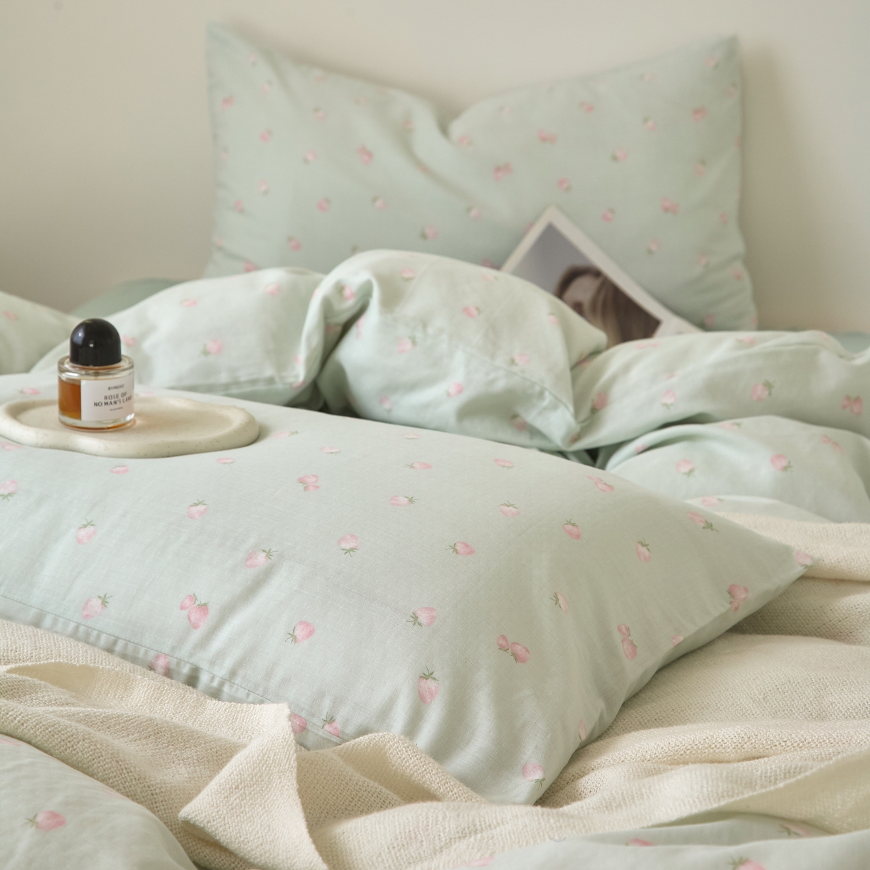 91家纺网 家纺一手货源 找家纺 嘉汀兰家居 2025新款圆角花边款全棉纯棉A类母婴级有氧全棉双层纱亲肤全棉小清新印花四件套 绿底草莓