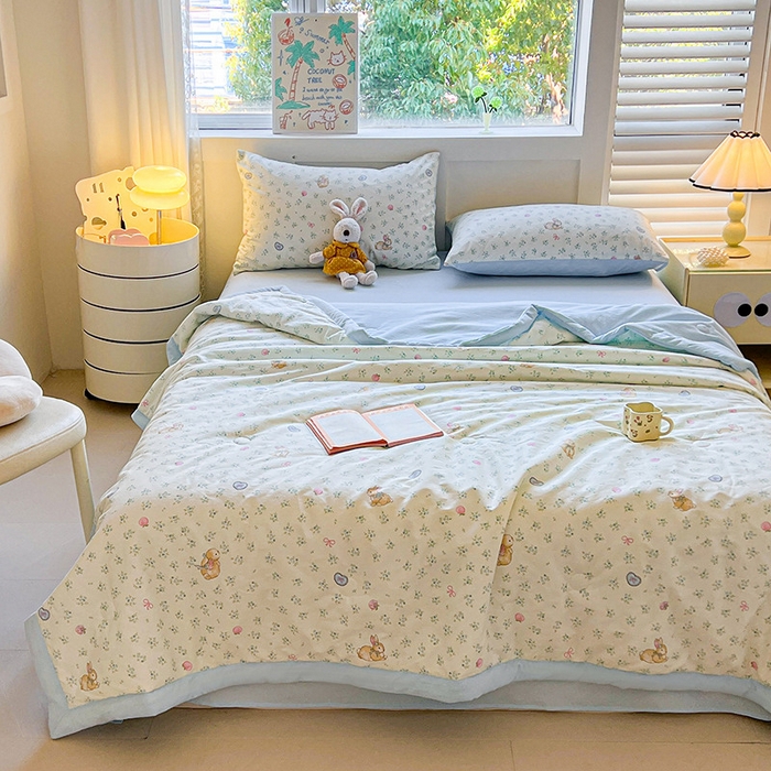91家纺网 家纺一手货源 找家纺 金喜 2025新款全棉印花夏被可爱卡通风夏凉被薄被子夏被四件套 兔子乐园