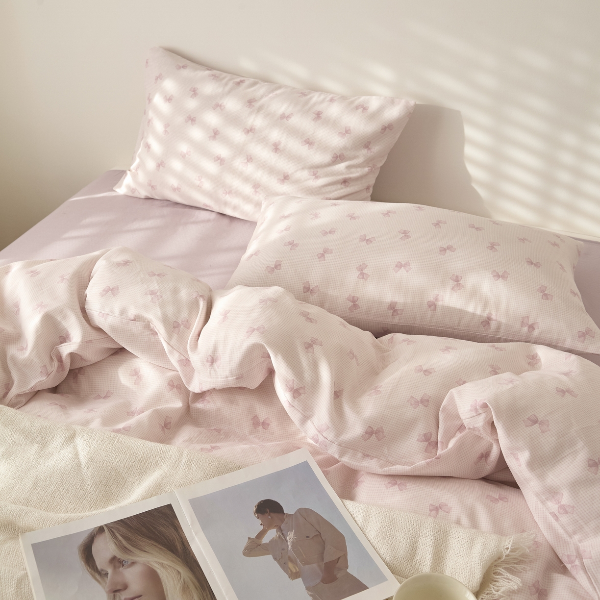 91家纺网 家纺一手货源 找家纺 嘉汀兰家居 2025新款圆角花边款全棉纯棉A类母婴级有氧全棉双层纱亲肤全棉小清新印花四件套 恋曲粉