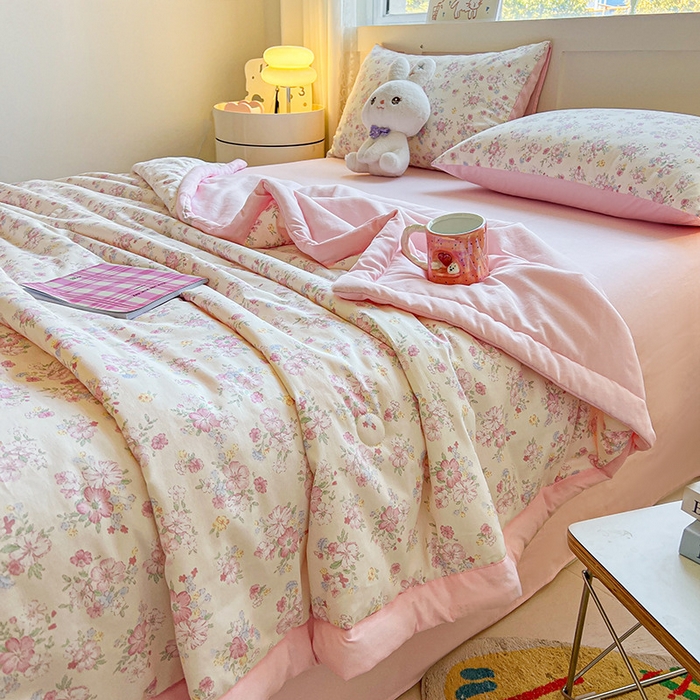 91家纺网 家纺一手货源 找家纺 金喜 2025新款全棉印花夏被可爱卡通风夏凉被薄被子夏被四件套 洛琳粉