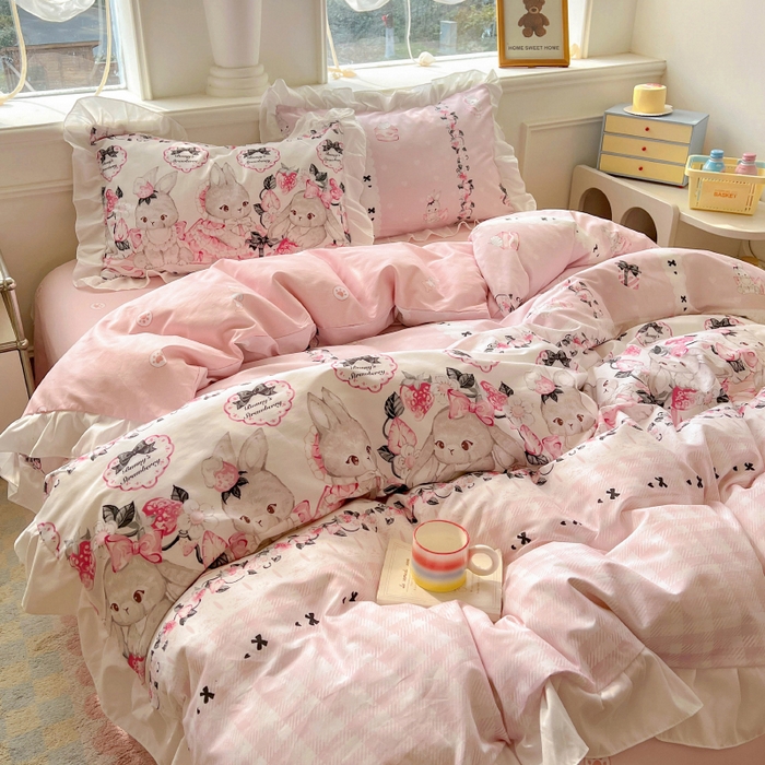 91家纺网 家纺一手货源 找家纺 浩诚 2025新款洛丽塔纯棉花边款四件套 粉红草莓兔