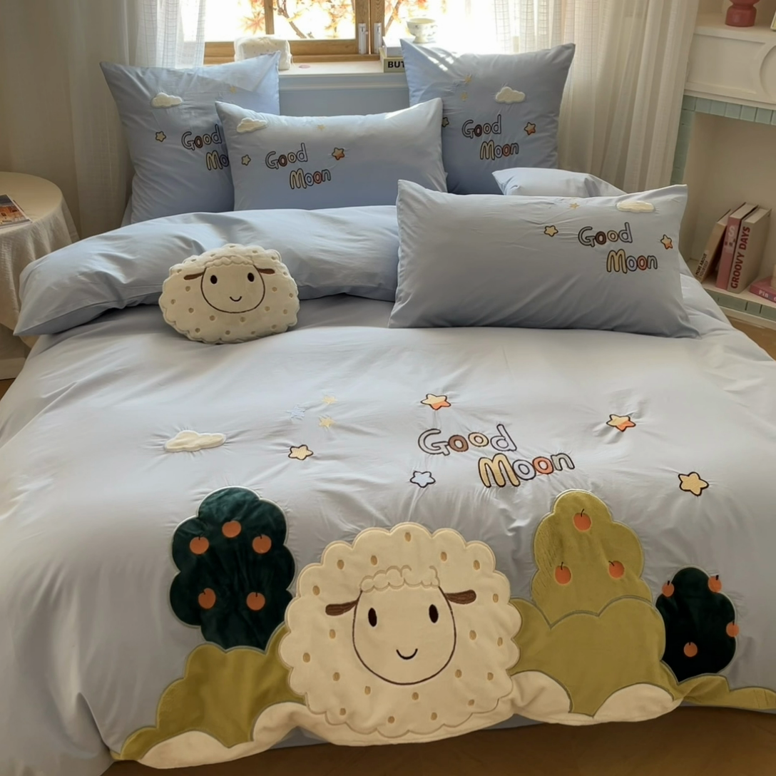 91家纺网 家纺一手货源 找家纺 恋绒2025新款亲肤全棉水洗棉纯棉贴布绣立体刺绣四件套系列—暗合款（提供买家秀）（送同款抱枕） 羊咩咩-蓝