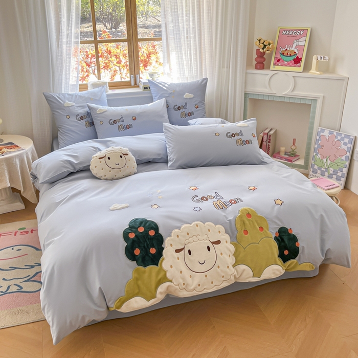 91家纺网 家纺一手货源 找家纺 恋绒2025新款亲肤全棉水洗棉纯棉贴布绣立体刺绣四件套系列—暗合款（提供买家秀）（送同款抱枕） 羊咩咩-蓝