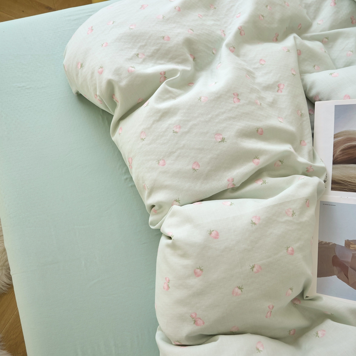 91家纺网 家纺一手货源 找家纺 嘉汀兰家居 2025新款圆角花边款全棉纯棉A类母婴级有氧全棉双层纱亲肤全棉小清新印花四件套 绿底草莓