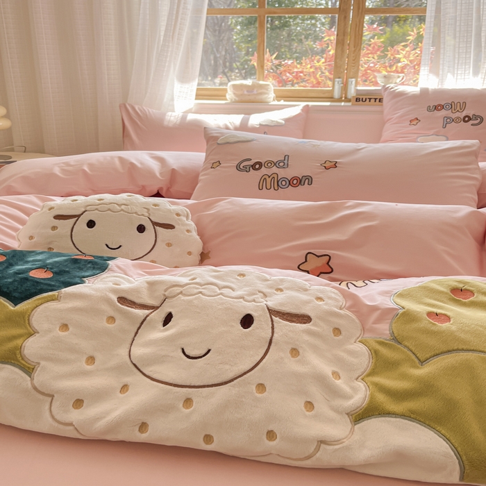 91家纺网 家纺一手货源 找家纺 恋绒2025新款亲肤全棉水洗棉纯棉贴布绣立体刺绣四件套系列—暗合款（提供买家秀）（送同款抱枕） 羊咩咩-粉