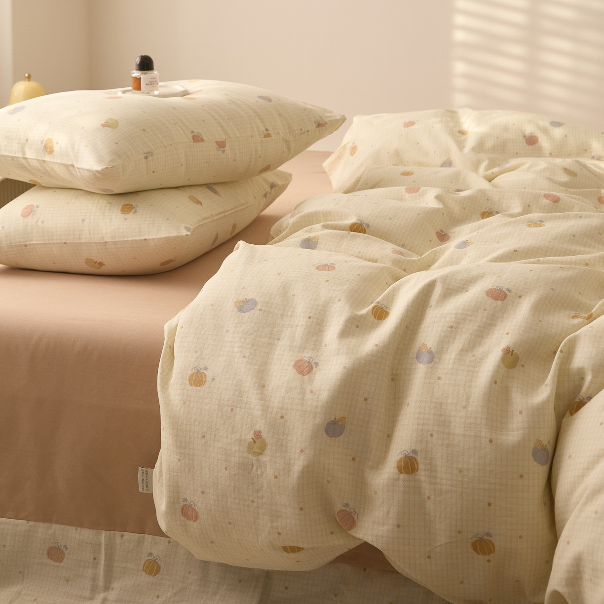 91家纺网 家纺一手货源 找家纺 嘉汀兰家居 2025新款圆角花边款全棉纯棉A类母婴级有氧全棉双层纱亲肤全棉小清新印花四件套 南瓜