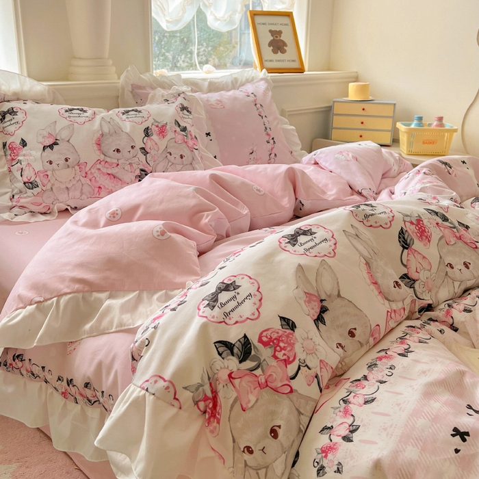 91家纺网 家纺一手货源 找家纺 浩诚 2025新款洛丽塔纯棉花边款四件套 粉红草莓兔